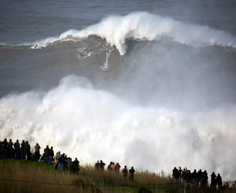 BigwaveSurfing_Nazare_CentrodePortugal_CreditVitorEstrelinha.jpg