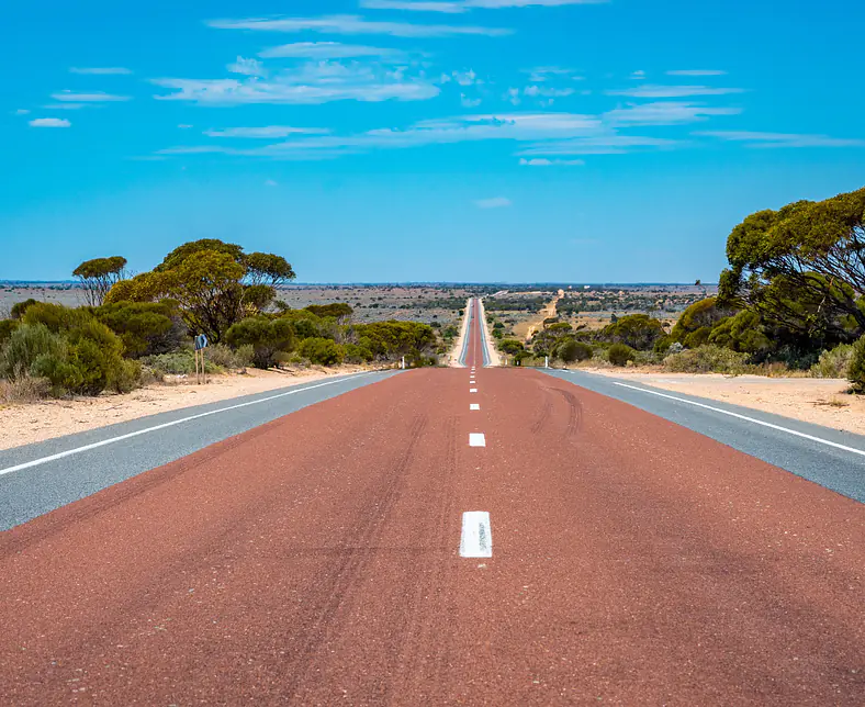 Australien_Roadtrip Highway_shutterstock©Alex Cimbal_789694432.jpg