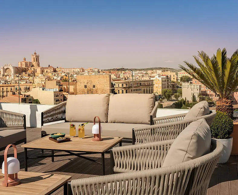 spanien_costa-daurada_Tarragona_h10-Imperial-Tarraco_rooftop-bar-caelum2_travel-zone.jpg
