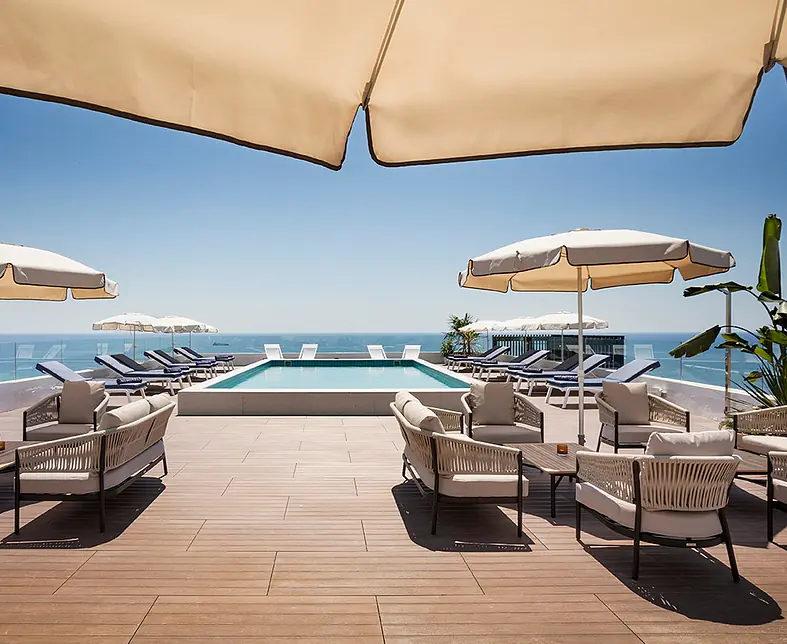 spanien_costa-daurada_Tarragona_h10-Imperial-Tarraco_rooftop-bar-caelum-Pool_travel-zone.jpg