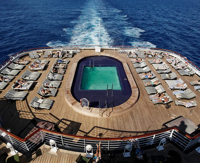 OceanBar&Pool_deck10.jpg