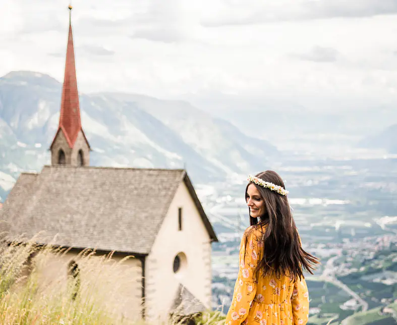 (C) Hannes Niederkofler_WEB-3412 Blumenwiese Vellau Kirche Model.jpg