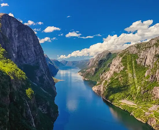 Lustrafjorden_Cunard_GettyImages-2189348803.jpg