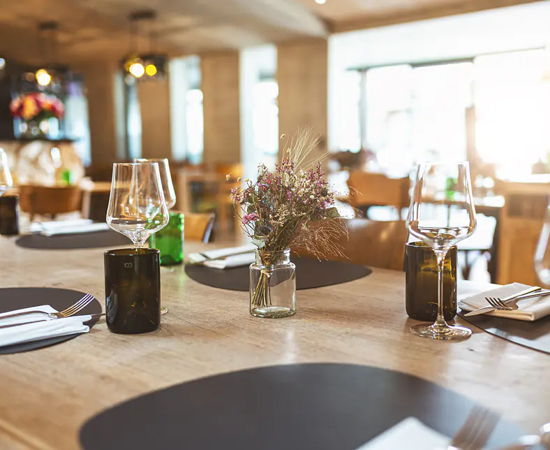 restaurant-tisch-trockenblumen.jpg